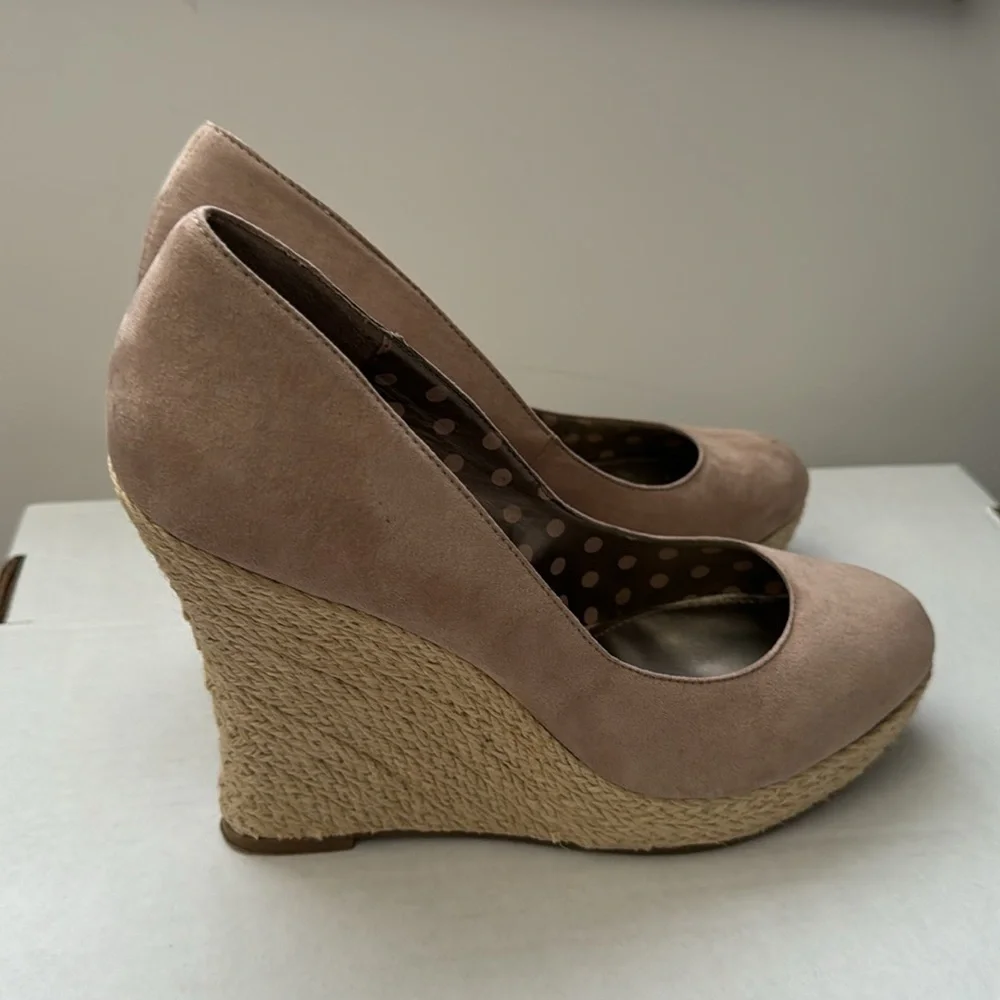 Fergalicious‎ beautiful nude wedge. 9.5 EUC Slight discoloration on wedge